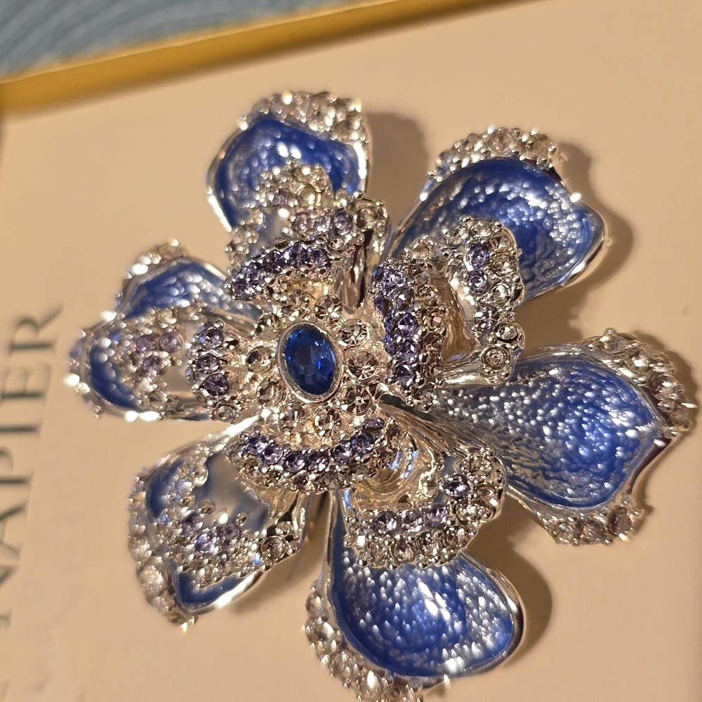 NAPIER BRAND BEAUTIFUL BLUE AND SILVERTONE FLORAL FASHION JEWELRY PIN/BROOCH